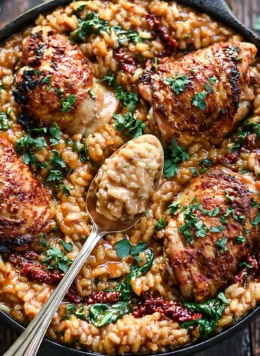 Creamy sun-dried tomato and spinach risotto with chicken thighs
