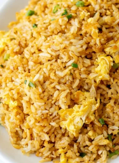 Delicious easy fried rice dish garnished with vegetables and egg